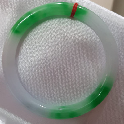 Vòng tay Nữ Đá Cẩm Thạch mới TR Lý 57 mm x cọng 7,5mm Màu Xanh lý tươi trắng 2 bên đều vòng đẹp Nữ 55kg - 64kg đeo đẹp món quà tặng chính mình và người thân đeo đẹp ạ