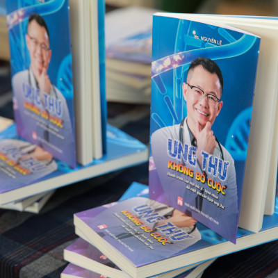 Sách Ung thư - Không bỏ quộc - Hành trình của một bác sĩ - bệnh nhân đã vượt qua căn bệnh ung thư