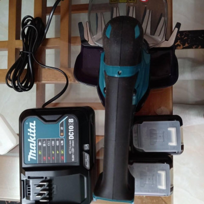 MÁY TỈA HÀNG RÀO DÙNG PIN 12V 160 MM MAKITA UM600DSYE (01 ĐẾ SẠC NHANH – 02 PIN 12V/ 1.5AH) - HÀNG CHÍNH HÃNG