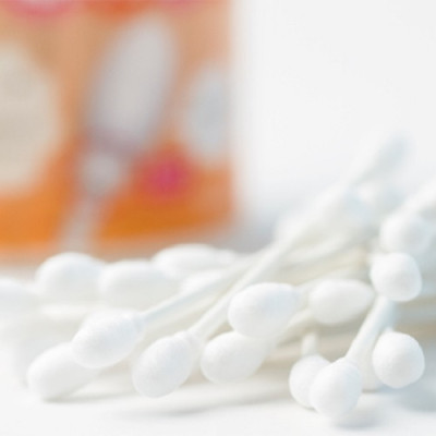 Hộp 110 tăm bông ngoáy tai kháng khuẩn Sanyo , sợi bông tự nhiên mềm mịn nhẹ nhàng làm sạch mà không gây ra cảm giác đau rát hay khó chịu - nội địa Nhật Bản