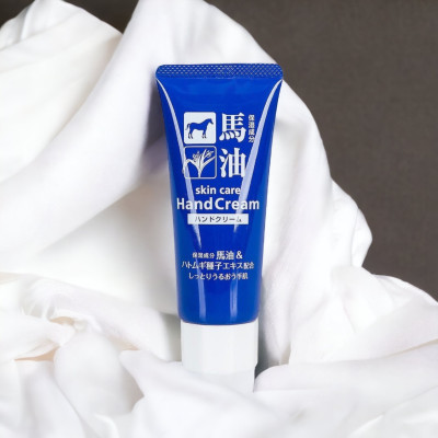 Kem Dưỡng Ẩm Da Tay Chiết Xuất Dầu Ngựa Và Ý Dĩ Hatomugi Hand Cream (Tuýp 60 G)