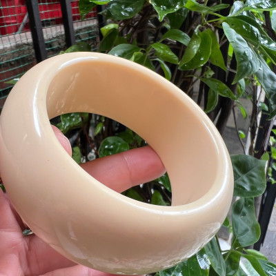 Vòng Tay Nam Giả Ngà hay gọi là Xương Mỹ Nghệ Bản hẹ Cao Ni Nhỏ 58mm Cao 31mm Dầy 11mm các anh tay nhỏ 50kg - 58kg đeo đẹp ạ