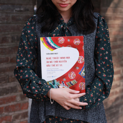 Nghệ Thuật Minh Họa Áo Mũ Thời Nguyễn Đầu Thế Kỷ XX