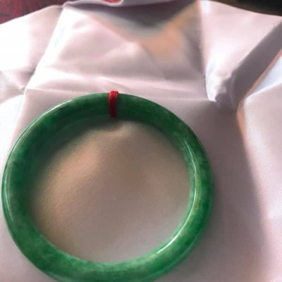 CHIẾC VÒNG ĐÁ CẨM THẠCH XANH ĐẬU A 53MM MÀU XANH BÔNG TRẮNG NỮ 51KG ĐẾN 60KG Ạ