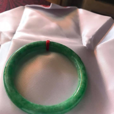 CHIẾC VÒNG ĐÁ CẨM THẠCH XANH ĐẬU A 53MM MÀU XANH BÔNG TRẮNG NỮ 51KG ĐẾN 60KG Ạ