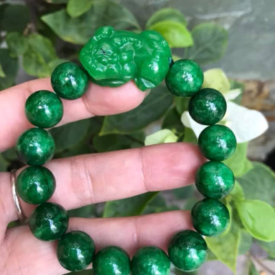 VÒNG TAY ĐÁ CẨM THẠCH TỲ HƯU  SIZE 12MM AC MỆNH MỘC HOẢ ĐEO  MÀU XANH CẨM THẠCH ĐẬM ĐẸP Ạ