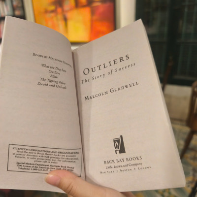 Sách - Outliers: The Story of Success by Malcolm Gladwell - Malcolm Gladwell, bestselling author
