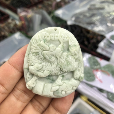 Mặt dây chuyền Kỳ Lân phong thủy đá ngọc phỉ thúy