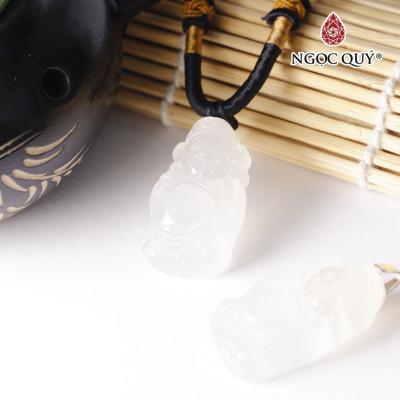 Mặt dây chuyền thần tài đá mã não trắng 33mm mệnh thủy, kim - Ngọc Quý Gemstones