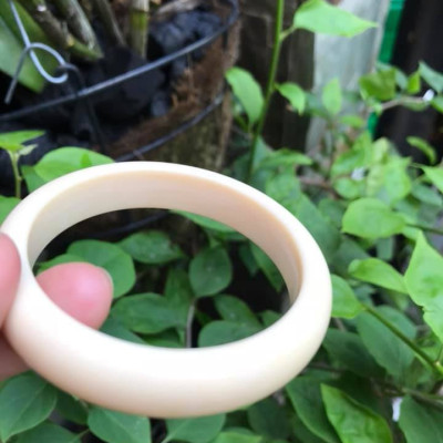 VÒNG TRẮNG NI 54MM x Bản Cao 12mm x Dầy 8mm . VÒNG TAY NỮ ĐEO MÀU TRẮNG GIẢ NGÀ HAY GỌI LÀ XƯƠNG MỸ NGHỆ SIZE 54MM x Bản Cao 12mm x Dầy 8mm NẶNG 50KG - 57KG ĐEO Ạ