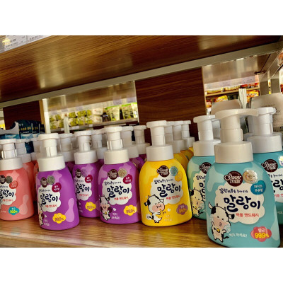 Bọt rửa tay diệt khuẩn hương chuối Showermate Bnana Bubble Hand Wash 300ml tặng móc khóa