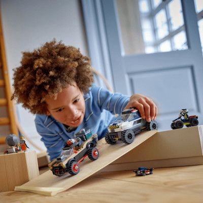 LEGO CITY 60449 Đồ Chơi Lắp Ráp Truy Đuổi Cảnh Sát Xe Địa Hình (467 chi tiết)