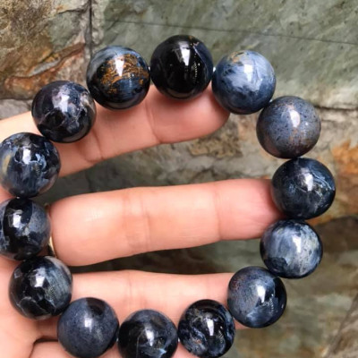 CHIẾC VÒNG NAM HÀNG CAO CẤP ĐÁ PIETERSITE SIZE 15LY HAY GỌI ĐÁ GIÔNG BÃO TỰ NHIÊN TÔNG XANH VÂN ĐẬM NHẠT HỢP MỆNH THỦY VÀ MỘC Ạ