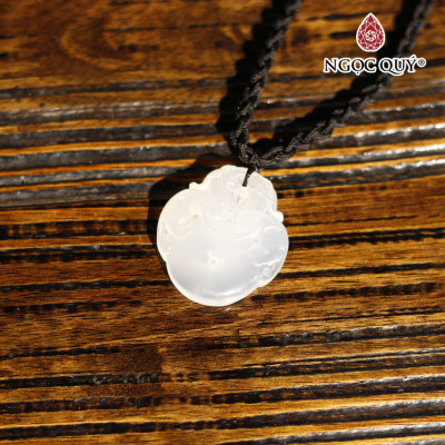 Mặt dây chuyền tỳ hưu cưỡi đá mã não trắng 3.7x3.2cm mệnh thủy, kim - Ngọc Quý Gemstones