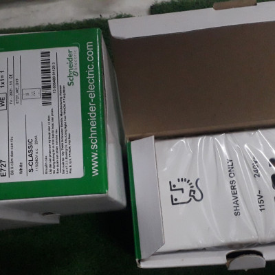 Ổ cắm dao cạo râu E727 WE G19 Schneider - Màu trắng, điện áp 115/240 Vac