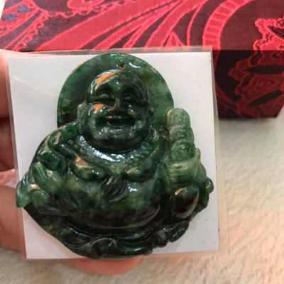 MẶT DÂY CHUYỀN PHẬT DI LẶC TO Cao 42mm x Ngang 44,5mm x Dầy 11mm  CẦM THỎI VÀNG NHƯ Ý CƯỜI TƯƠI ĐÁ CẨM THẠCH TỰ NHIÊN XANH ĐẬM BÓNG ĐẸP  NAM BỌC VÀNG LÊN LÀM MẶT DÂY CHUYỀN ĐẸP ĐẸP Ạ