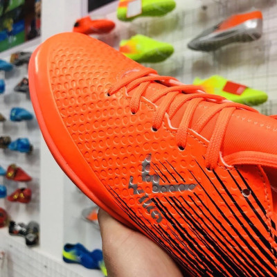 2 chiếc giày bóng đá phủi thể thao chính hãng Wika Flash cổ thun Cam