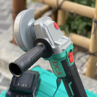 MÁY MÀI GÓC KHÔNG CHỔI THAN DÙNG PIN 20V/4AH*1 DCA ADSM03-100DM - HÀNG CHÍNH HÃNG