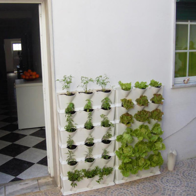 Khung Module Rau Ban Công (1M2 xếp ngang Có Tưới Nhỏ giọt bán tự động) dạng Đứng VerticalMinigarden nhập khẩu Bồ Đào Nha với 8 chậu kèm 2 Tray hứng nước và bộ dây tưới nhỏ giọt lắp sẵn