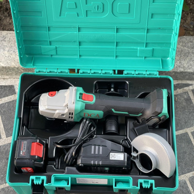 MÁY MÀI GÓC KHÔNG CHỔI THAN DÙNG PIN 20V/4AH*1 DCA ADSM03-100DM - HÀNG CHÍNH HÃNG
