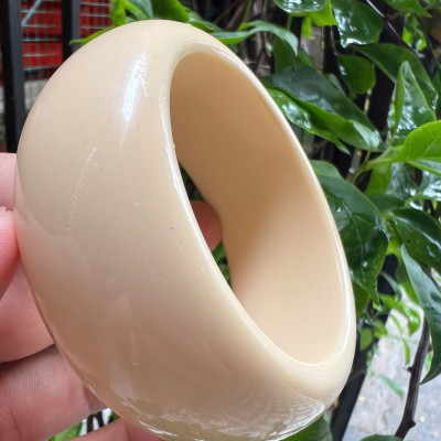 Vòng Tay Nam Giả Ngà hay gọi là Xương Mỹ Nghệ Bản hẹ Cao Ni Nhỏ 58mm Cao 31mm Dầy 11mm các anh tay nhỏ 50kg - 58kg đeo đẹp ạ