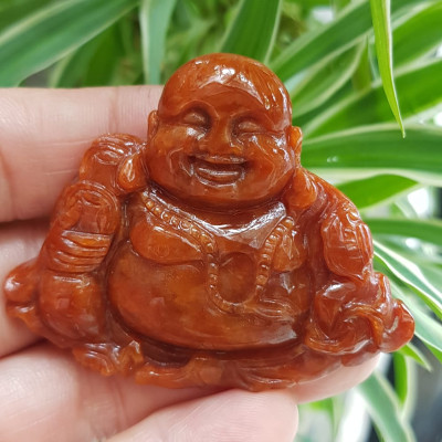 Mặt dây chuyền Nam Phật Di Lặc cười tươi ngồi cầm tiền như ý đá cẩm thạch tự nhiên đỏ huyết đậm sịn đẹp size Ngang 56mm cao 47mm dầy 8mm chuẩn hợp các anh mạng hỏa mạng thổ về bọc vàng lên đeo đẹp sang đỏ may mắn tài lộc cả năm ạ