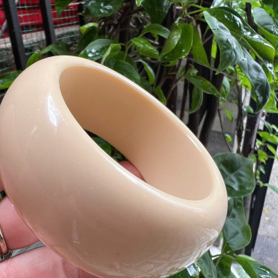 Vòng Tay Nam Giả Ngà hay gọi là Xương Mỹ Nghệ Bản hẹ Cao Ni Nhỏ 58mm Cao 31mm Dầy 11mm các anh tay nhỏ 50kg - 58kg đeo đẹp ạ