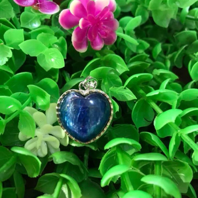 MẶT DÂY CHUYỀN TRÁI TIM ĐÁ KYANITE HAY GỌI LÀ ĐÁ SAPPHIRE NƯỚC TỰ NHIÊN MÀU XANH DƯƠNG ĐẬM RẤT RẤT ĐẸP LẮM LẮM Ạ SIZE CAO 18MM X NGANG 19MM NỮ MỆNH THỦY MỆNH MỘC ĐEO Ạ