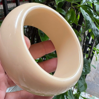 Vòng Tay Nam Giả Ngà hay gọi là Xương Mỹ Nghệ Bản hẹ Cao Ni Nhỏ 58mm Cao 31mm Dầy 11mm các anh tay nhỏ 50kg - 58kg đeo đẹp ạ