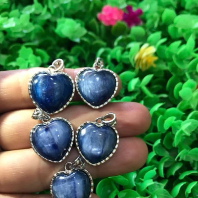 MẶT DÂY CHUYỀN TRÁI TIM ĐÁ KYANITE HAY GỌI LÀ ĐÁ SAPPHIRE NƯỚC TỰ NHIÊN MÀU XANH DƯƠNG ĐẬM RẤT RẤT ĐẸP LẮM LẮM Ạ SIZE CAO 18MM X NGANG 19MM NỮ MỆNH THỦY MỆNH MỘC ĐEO Ạ