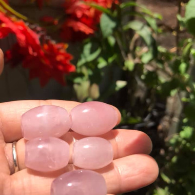 Mặt Dây Chuyền Viên LU ĐÁ THẠCH ANH HỒNG TỰ NHIÊN Bóng đẹp - freesize  Chất liệu 100% đá thiên nhiên loại đẹp ạ Rất hợp nữ mệnh HỎA THỔ Làm mặt dây chuyền và phối vòng tay ạ