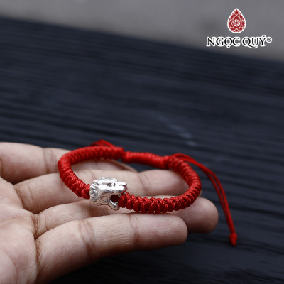 Vòng tay thắt dây đỏ phối đầu hổ bạc - Ngọc Quý Gemstones