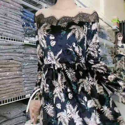 Đầm trễ vai cổ màu nude trùng màu da kín đáo họa tiết chiếc lá trẻ xinh khác biệt.