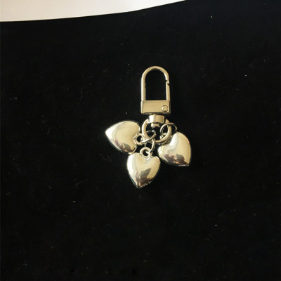 Strap đeo quần áo cài giày charm trái tim 3D phong cách thời trang hot trend