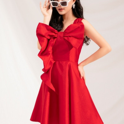 ĐẦM XÒE MỘT VAI DÚN NƠ LỚN TRƯỚC NGỰC