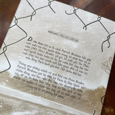 (Combo 2c Patrick Modiano) NHỮNG CẬU BÉ CAN ĐẢM THẾ và ĐI TÌM DORA – Lâm An dịch – Nhã Nam – NXB Hà Nội (bìa mềm)