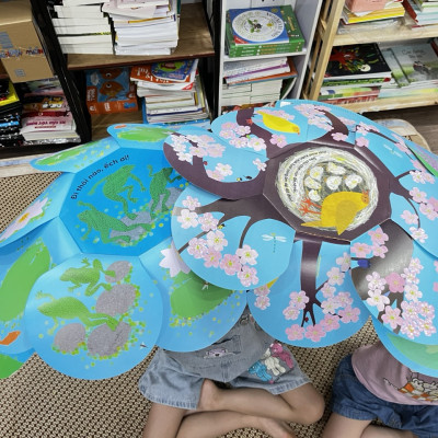 Sách cho bé - Vòng Đời Kỳ Diệu - Ếch Xanh Bé Nhỏ - Sách tranh, lật mở bông hoa - Khám phá tự nhiên