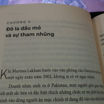Sách Bán Cả Thế Giới: Tiền Bạc, Quyền Lực Và Những Nhà Thương Mại Trao Tay Tài Nguyên Của Thế Giới